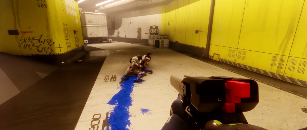 Personagem no chão e outro personagem olhando.