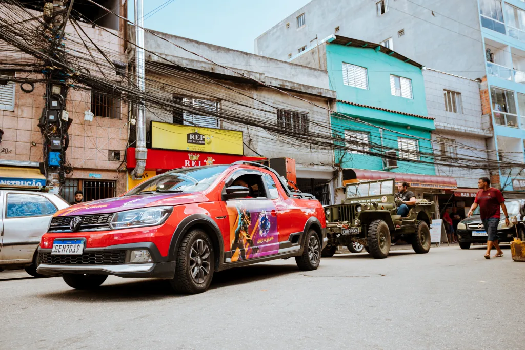 Free Fire Baile do Jaguar com carros em rua.