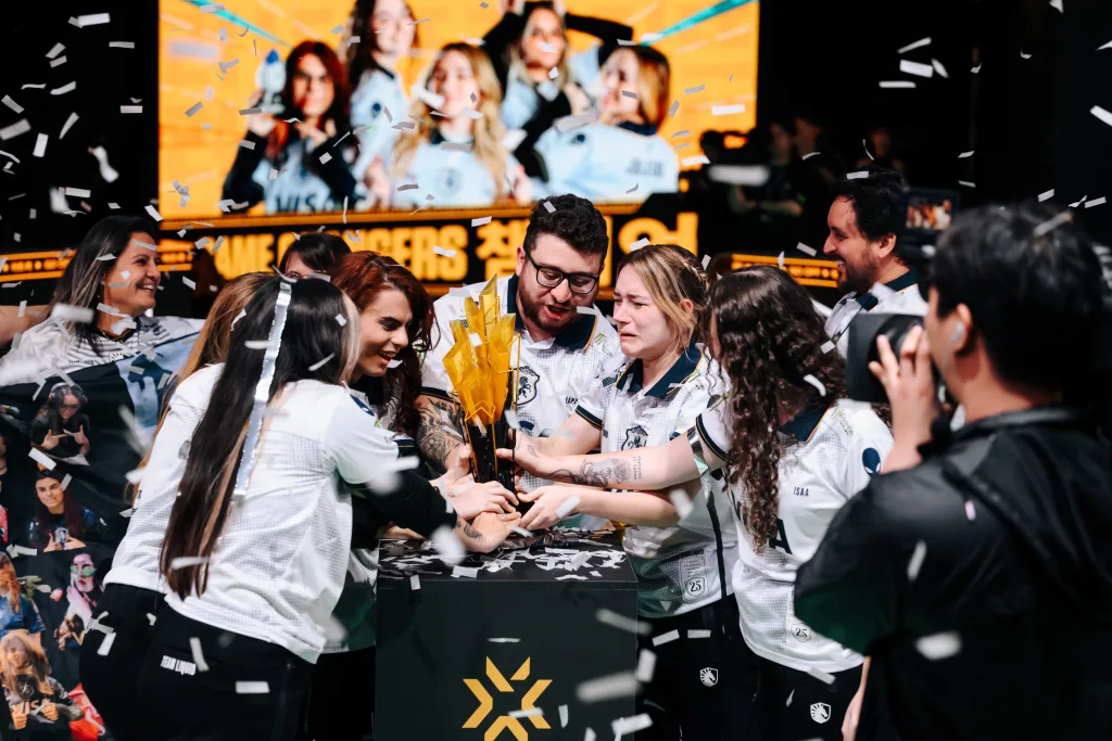 A Team Liquid Brasil ergue o troféu após ser coroada campeã da Grande Final do Campeonato VALORANT Game Changers 2025, realizada na LoL Park Arena, em Seul, Coreia do Sul, em 30 de novembro de 2025. (Foto: Moon Suwon/Riot Games).