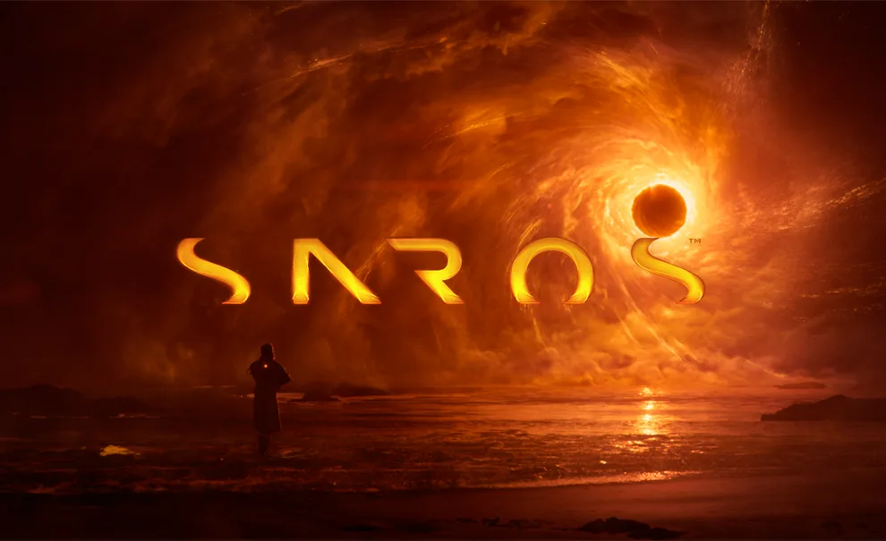 Executor Arjun em um local desértico e escuro, olhando em direção a uma esfera negra ilimunada por luz amarelada em meio a nuvens com a logo de SAROS à frente.
