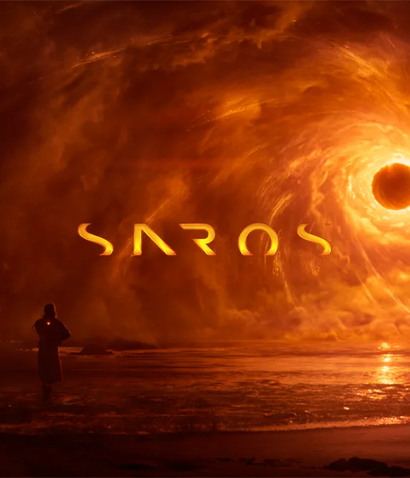 Executor Arjun em um local desértico e escuro, olhando em direção a uma esfera negra ilimunada por luz amarelada em meio a nuvens com a logo de SAROS à frente.