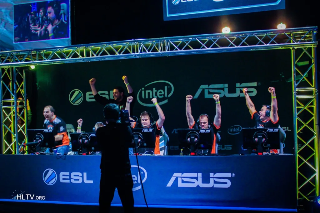 Cameraman filmando jogadores de Counter-Strike com foto da HLTV.ORG