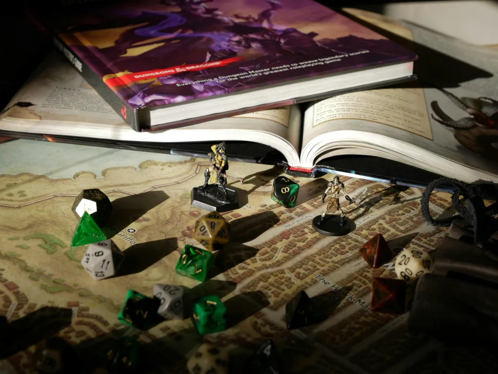 RPG de Mesa com mapa, dados, e livros de Dungeons & Dragons.