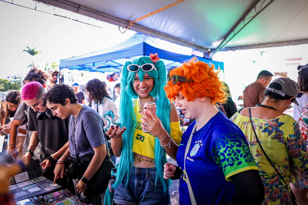 Público diverso e cosplayers em meio a eles no Passeio Geek.