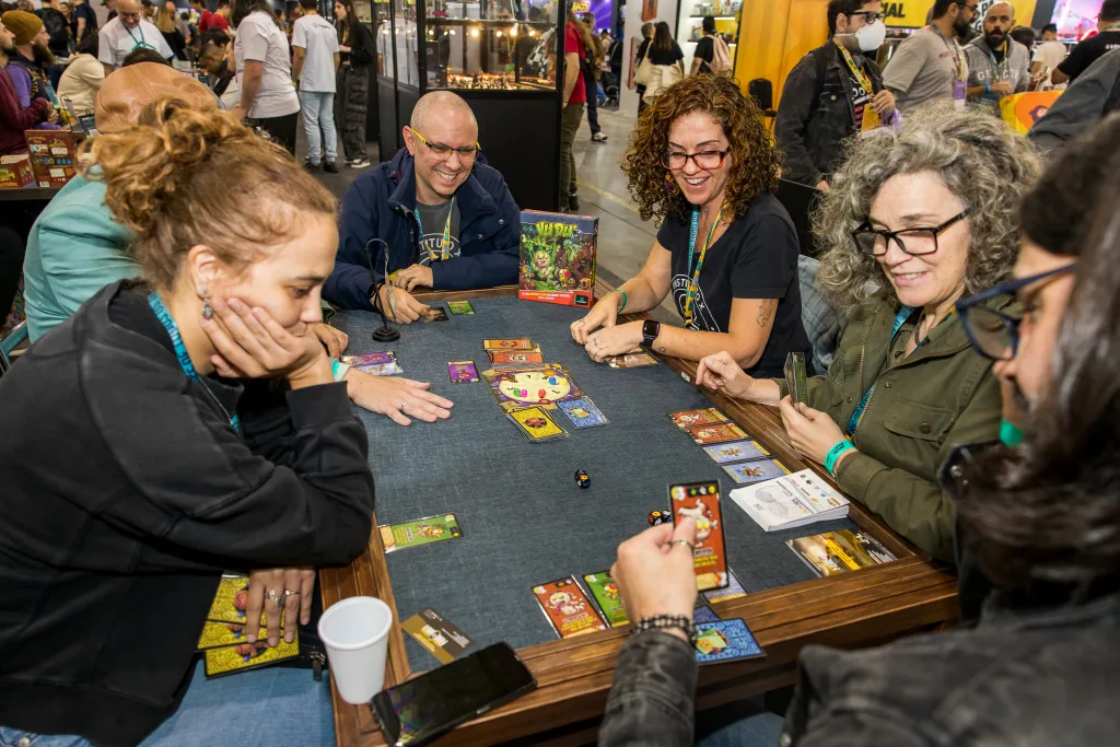 Pessoas jogando o boardgame Vu'du no Doff 2025.