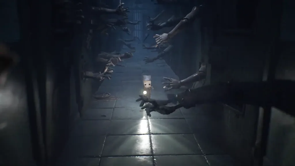 Personagem correndo em um corredor e várias mãos tentando pegá-lo.