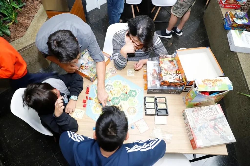Pessoas jogando um Boardgame.
