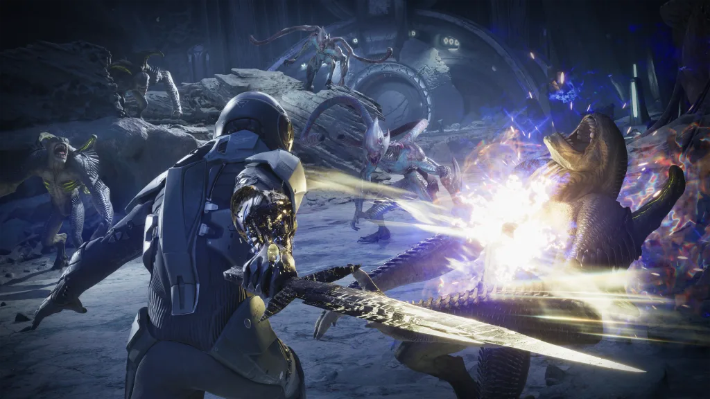 Personagem de Exodus lutando contra seres alienígenas.