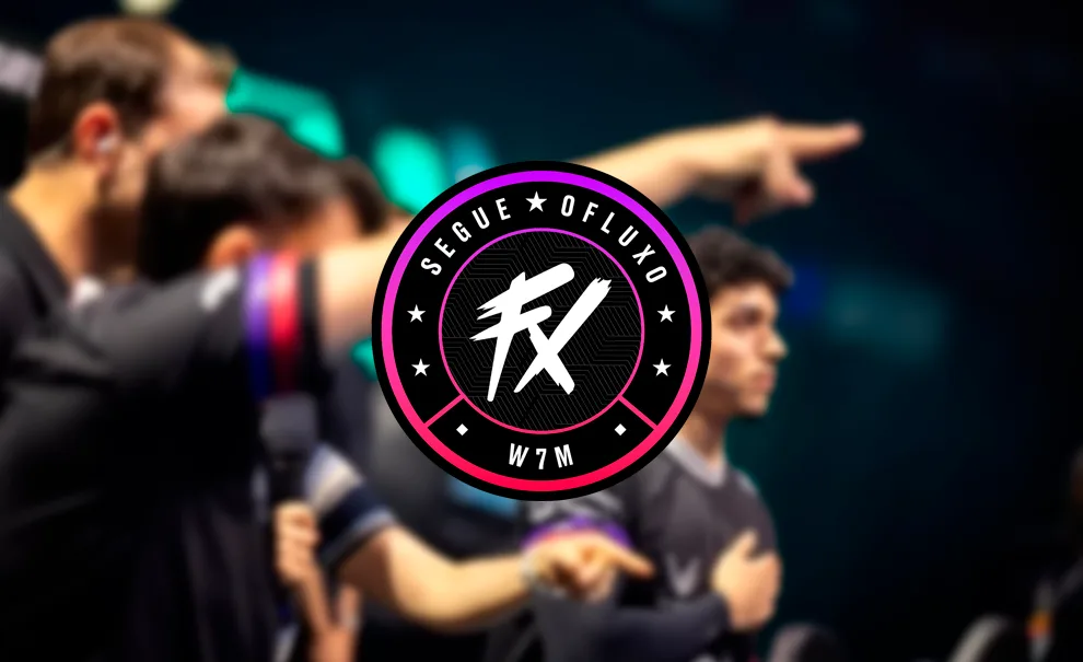Ao fundo foto de jogadores no palco e à frente logo fa Fluxo W7M.