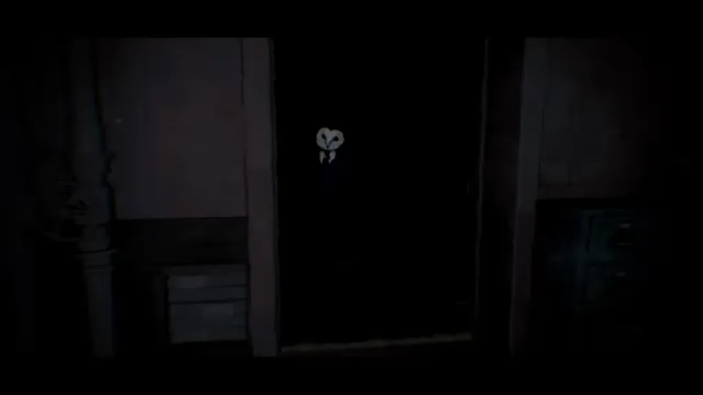 Imagem de uma porta aberta mostrando sala escura e uma cabeça de coruja ao fundo.