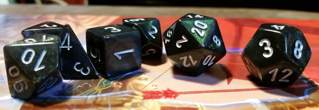Dados de RPG em cima de imagem de arqueira.