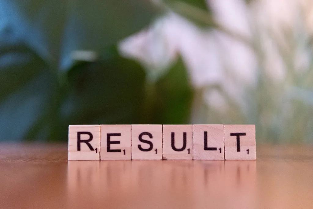 Foto com letras RESULT.