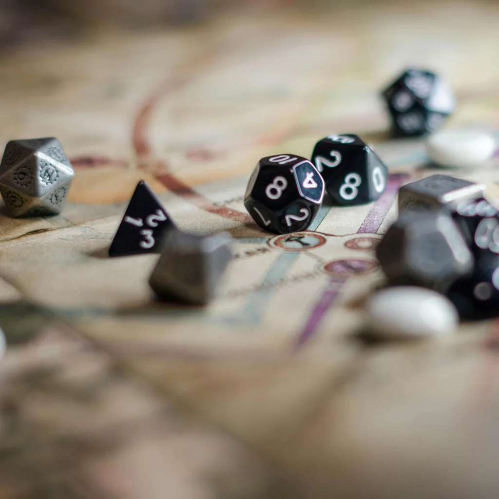 Foto de Dados de RPG em cima de um mapa.