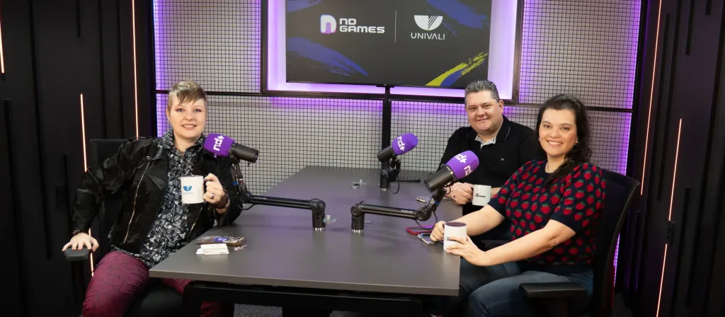 Foto com Alice Monstrinho, André Vailati e Lucila Bach em estúdio do Podcast ND Games sobre Dublagem para Games.