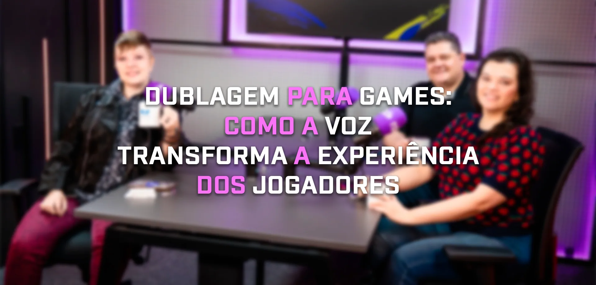 Foto Desfocada com Alice Monstrinho, André Vailati e Lucila Bach em estúdio do Podcast ND Games com título: "Dublagem para games: como a voz transforma a experiência dos jogadores".