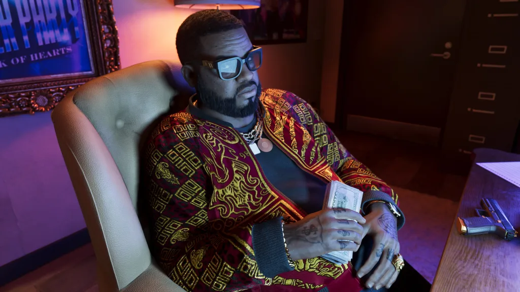 Boobie Ike sentando na poltrona mexendo com dinheiro em GTA 6.