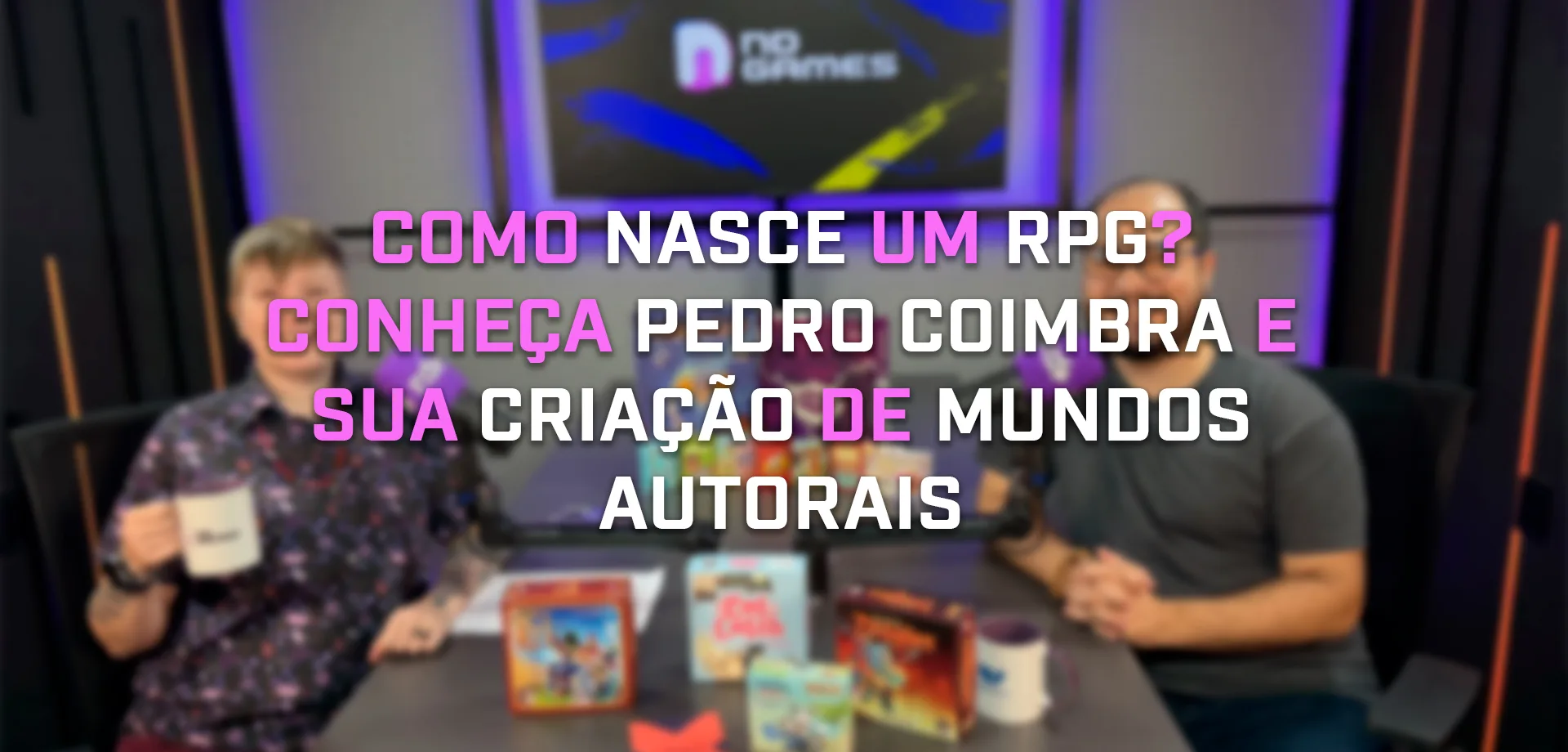 Foto desfocada com Alice Monstrinho e Pedro Coimbra na mesa do Podcast ND Games e com o título à frente: "Como nasce um RPG? Conheça Pedro Coimbra e sua criação de mundos autorais".