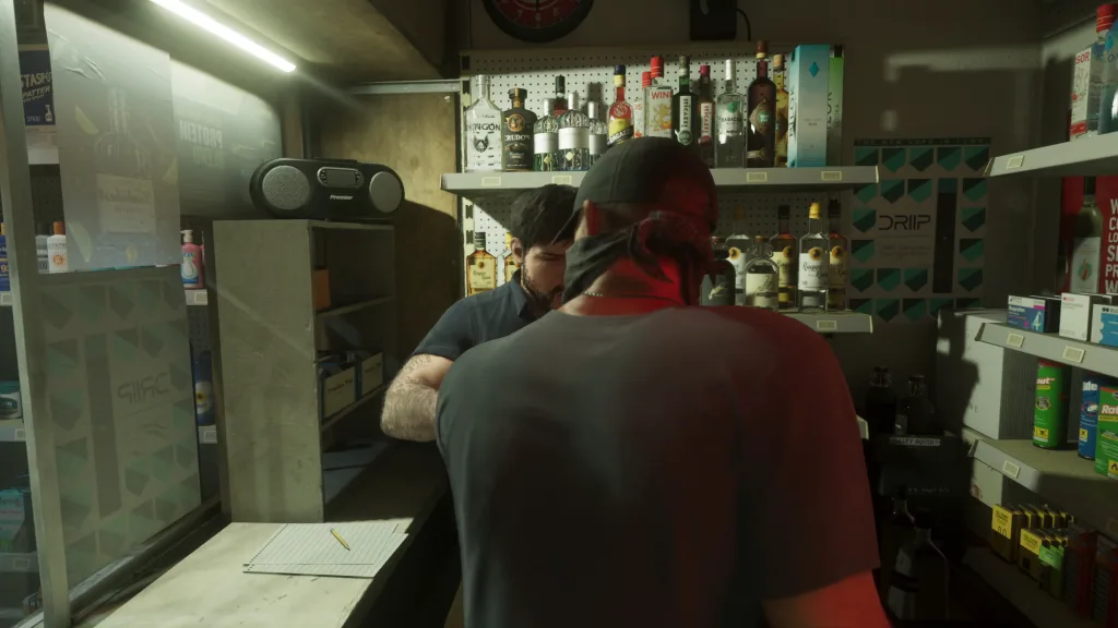 Jason atacando atendente em loja de conveniência em local mais reservado.