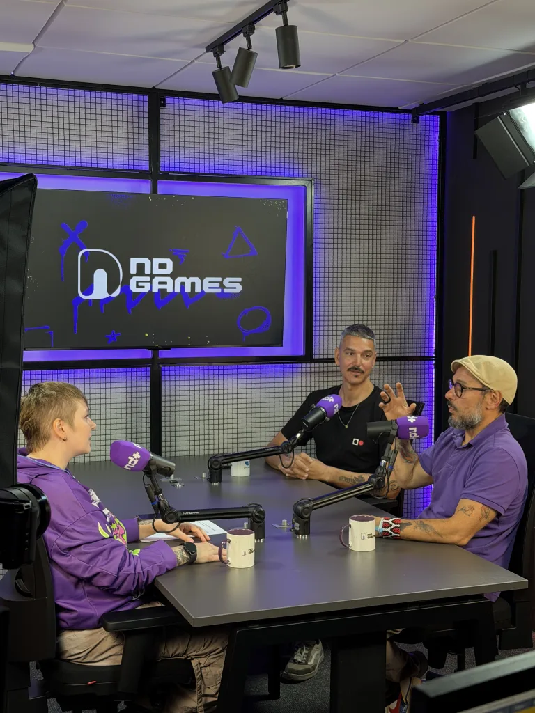 Alice Monstrinho, Daniel Vasconcellos e Daniel Alvite em mesa do Podcast ND Games.