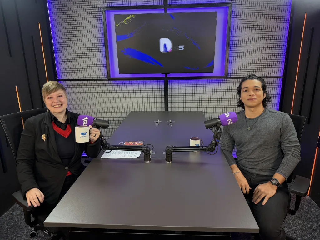 Alice Monstrinho e José Duçens em mesa do Podcast ND Games falando de God of War e Brasileiros na indústria global de games.
