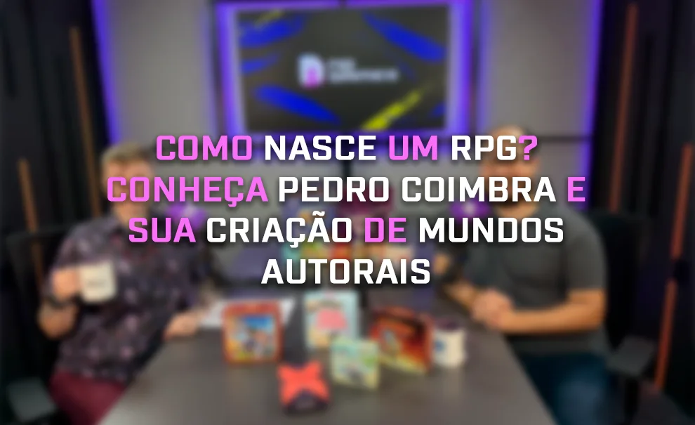 Foto desfocada com Alice Monstrinho e Pedro Coimbra na mesa do Podcast ND Games e com o título à frente: "Como nasce um RPG? Conheça Pedro Coimbra e sua criação de mundos autorais".