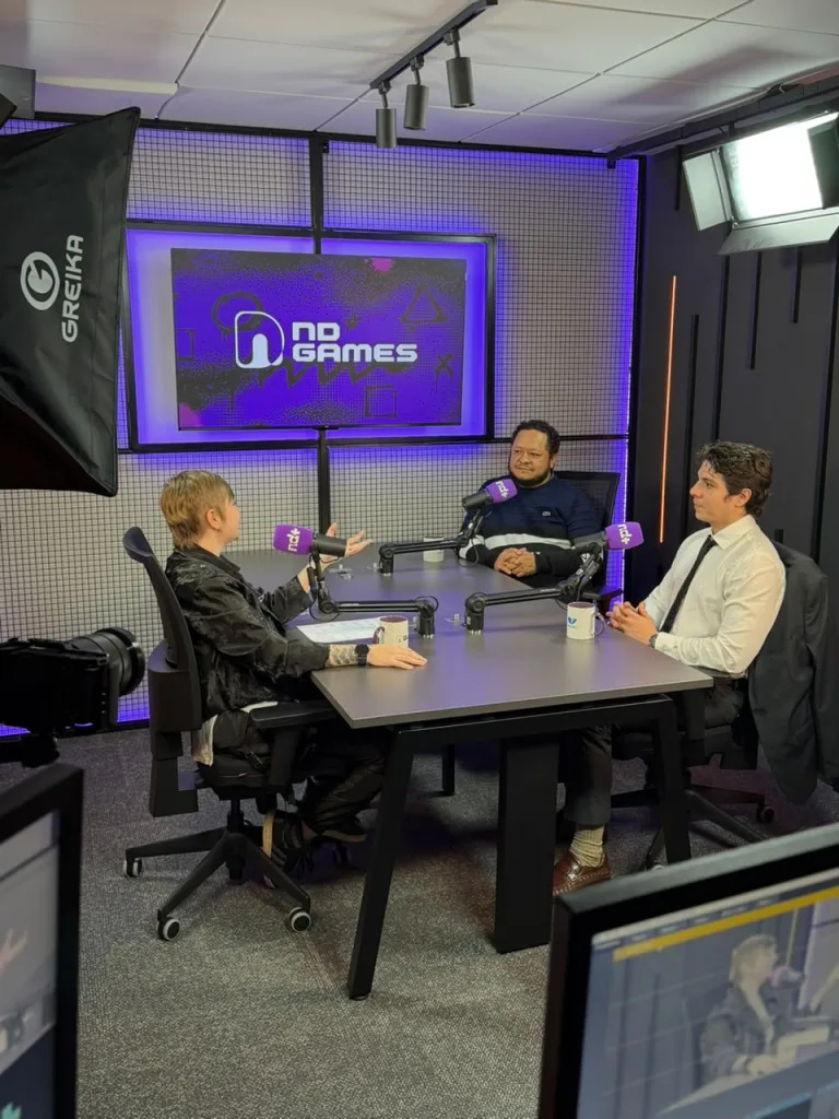 Alie, Leo e Bruno em mesa do Podcast ND Games falando sobre esports.