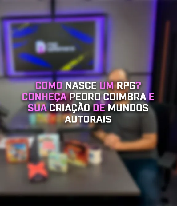 Foto desfocada com Alice Monstrinho e Pedro Coimbra na mesa do Podcast ND Games e com o título à frente: "Como nasce um RPG? Conheça Pedro Coimbra e sua criação de mundos autorais".