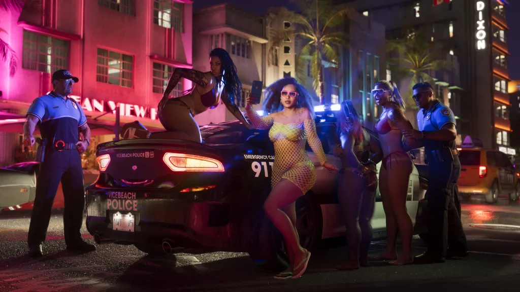 Garotas sendo presas pela Vice Beach Police.
