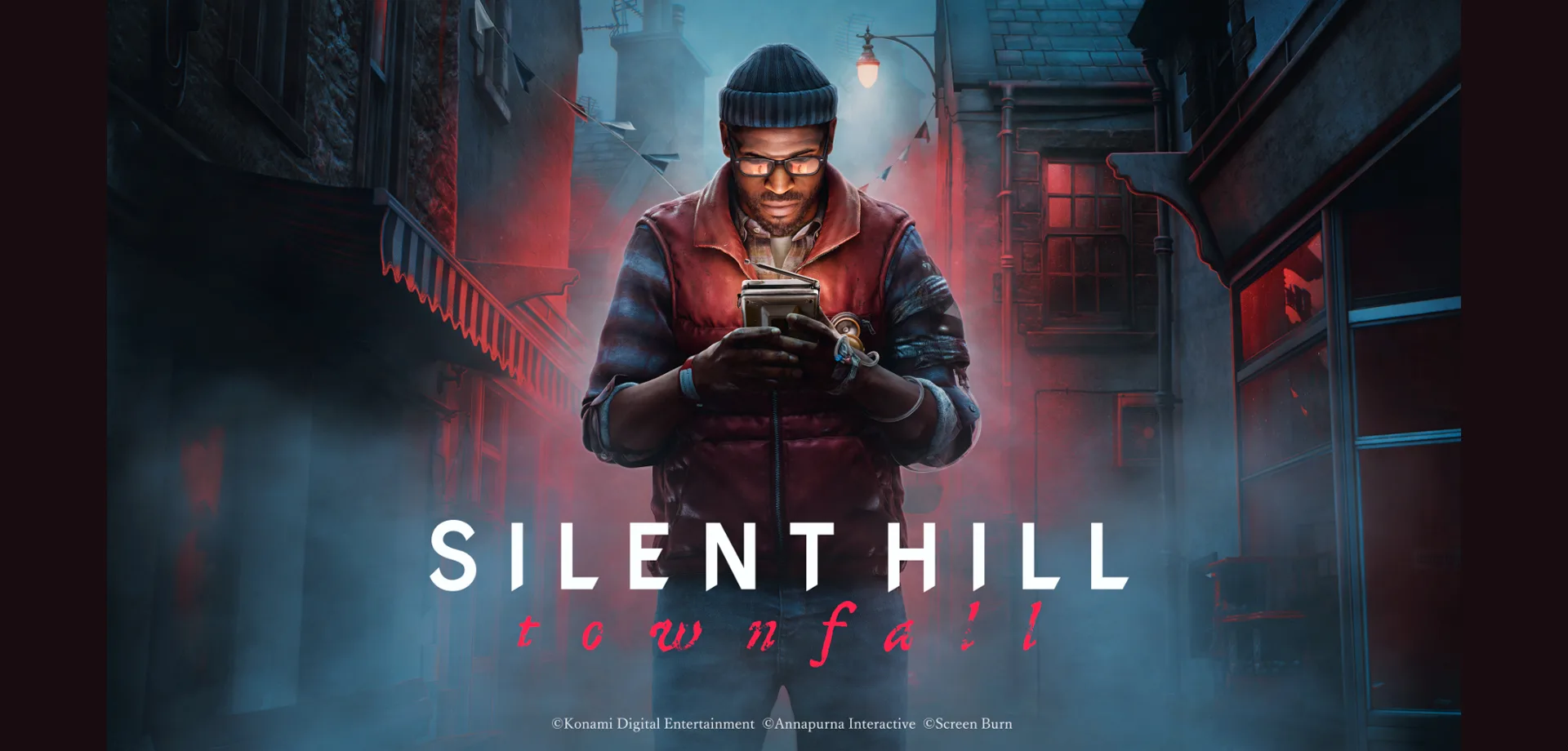 Simon Ordell em imagem urbana, observando um aparelho que lembra um rádio com a logo de Silent Hill: Townfall.