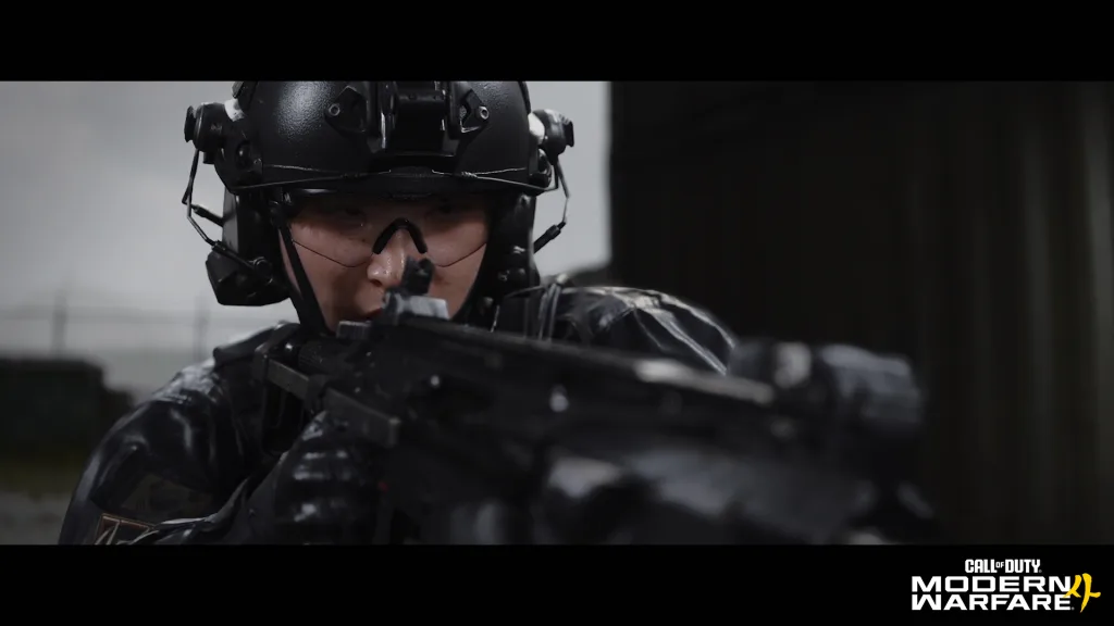 Operadora mirando com arma em punho.
