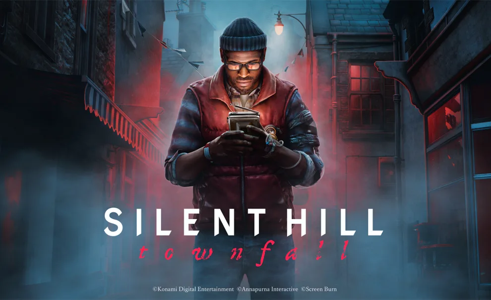Simon Ordell em imagem urbana, observando um aparelho que lembra um rádio com a logo de Silent Hill: Townfall.