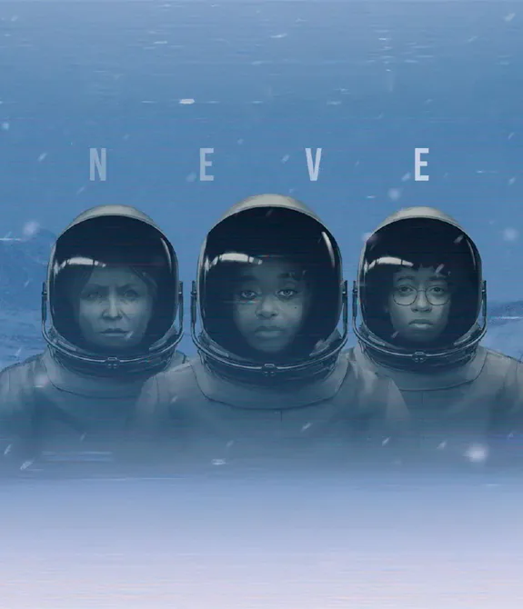 Imagem do jogo NEVE com as 3 protagonistas da história com trajes espaciais e ambiente frio e azulado.