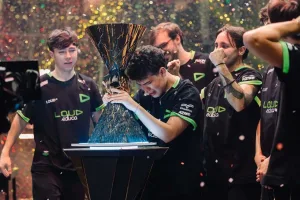 Erde e os jogadores da LOUD com o troféu do Champions 2026 (Imagem: Divulgação/LOUD).