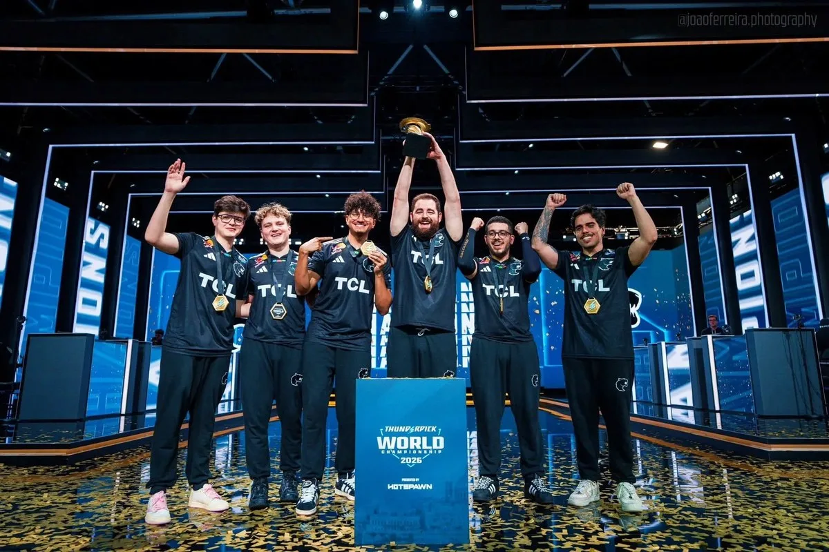 FURIA ergue o troféu da Thunderpick World Championship 2026 (Imagem: Reprodução/FURIA via X).