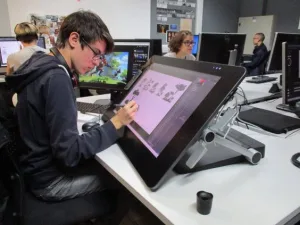 Desenvolvedor trabalhando em um jogo (Imagem: Divulgação).